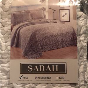 Twin bedspread with shams